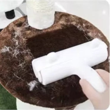 Quitando pelo de gato de un rascador